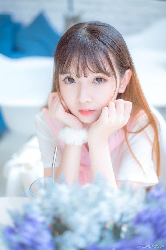 “军师，那诸葛亮如今正在猛攻江州，我等当速速派出援兵，以解江州之厄。”邓贤皱眉看向庞统道：“若能说降张任将军，由其说服一些关卡守将，则我军兵马可以直抵江州。”
